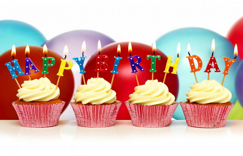 Открытка с днем рождения для детей на английском языке - Открытка Happy Birthday, пирожные со свечами